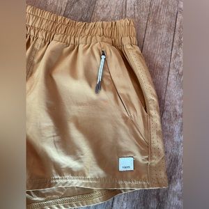 Vuori Dash Short in Golden